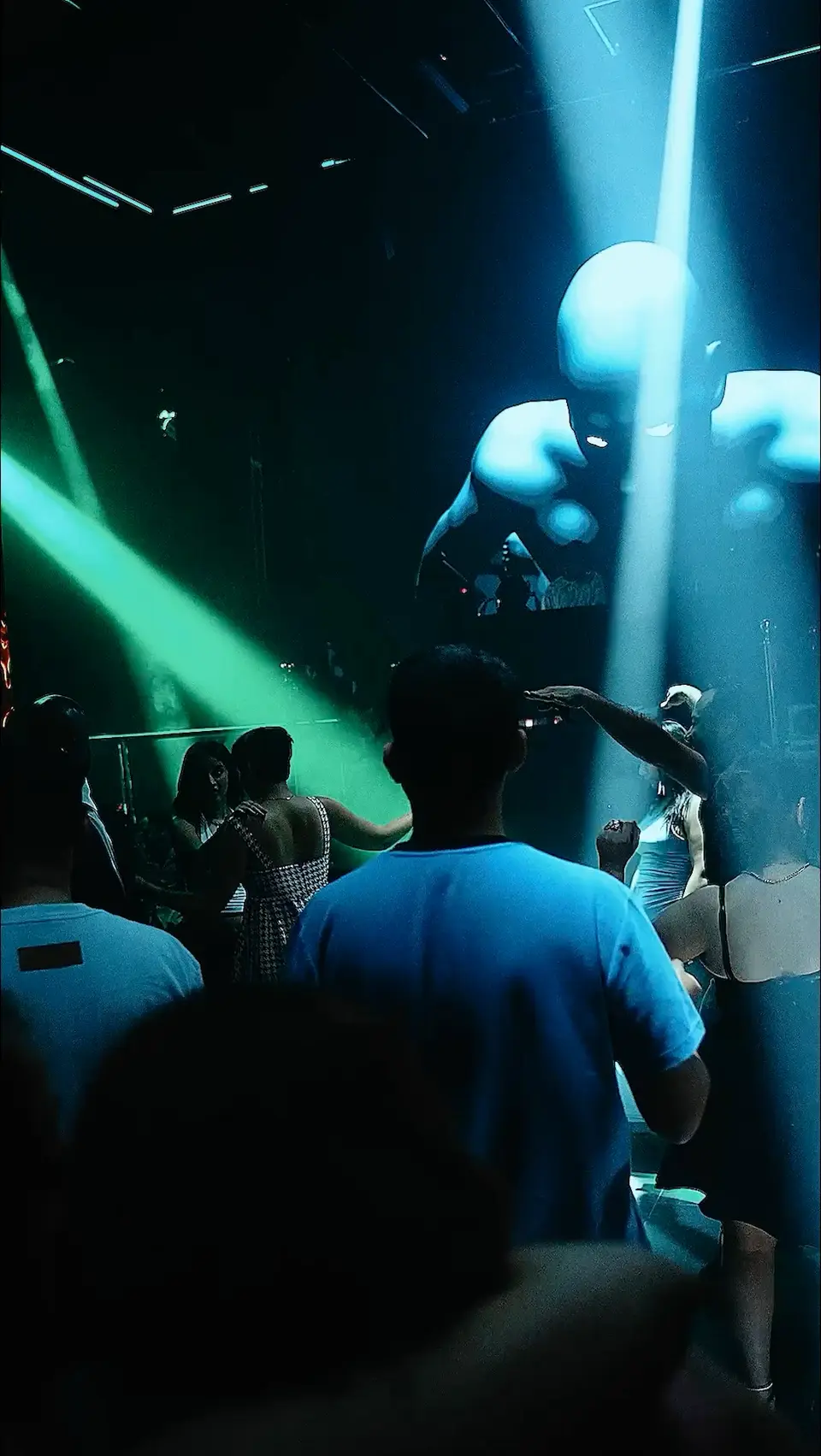 The main screen above the floor during a set